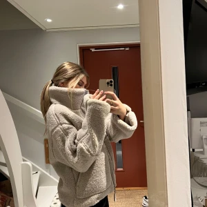 Teddyjacka - Intressekoll på min teddyjacka från H&M i storlek S 🥰