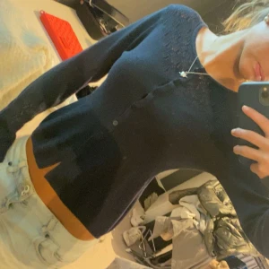 Mörkblå kofta spets - Säöjer denna mörklå kofta med spets detaljer, skriv för mer bilder! 