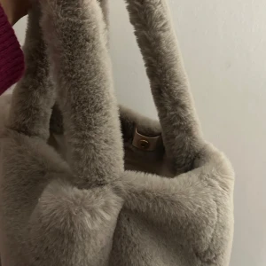 Grå vit pälsväska - Mysig grå väska i fuskpäls med mjuka handtag💕