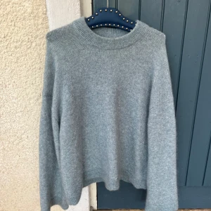 Mohairtröja från H&M - Super fin och mysig tröja från H&M i mohair och ullblandning💙 storlek S men är oversized, så skulle säga att den passar mer som en M. Säljer pga för stor för mig som inte vill ha oversized. Köpt på Plick men den är i bra skick!🙌                            pris är alltid diskuterbart, hör av dig vid frågor!💘