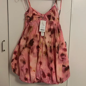 Söt klänning  - Gullig klänning från Nakd, är ”ballongformad” vilket gör den lite mer unik och rolig. Aldrig använd, storlek 34/xs💕