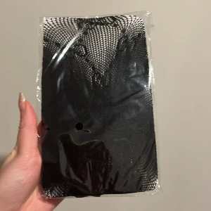 Svarta tights  - Elegant svart diadem med en dekorativ rosett. Perfekt för att ge en stilren touch till din outfit. Diademet är förpackat i plast.