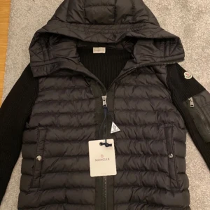 Moncler Hooded Cardigan  - Hej, Säljer en jättefin oanvänd Moncler hooded cardigan, storlek XL, Kontakta mig vid frågor och funderingar👍