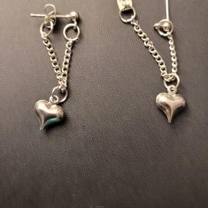  Helt nya Silverörhängen  925 med hjärta - Snygga silverörhängen  925 med hängande hjärtan. De har en kedjedesign som ger en elegant look. Perfekta för att lägga till en touch av stil till din outfit.