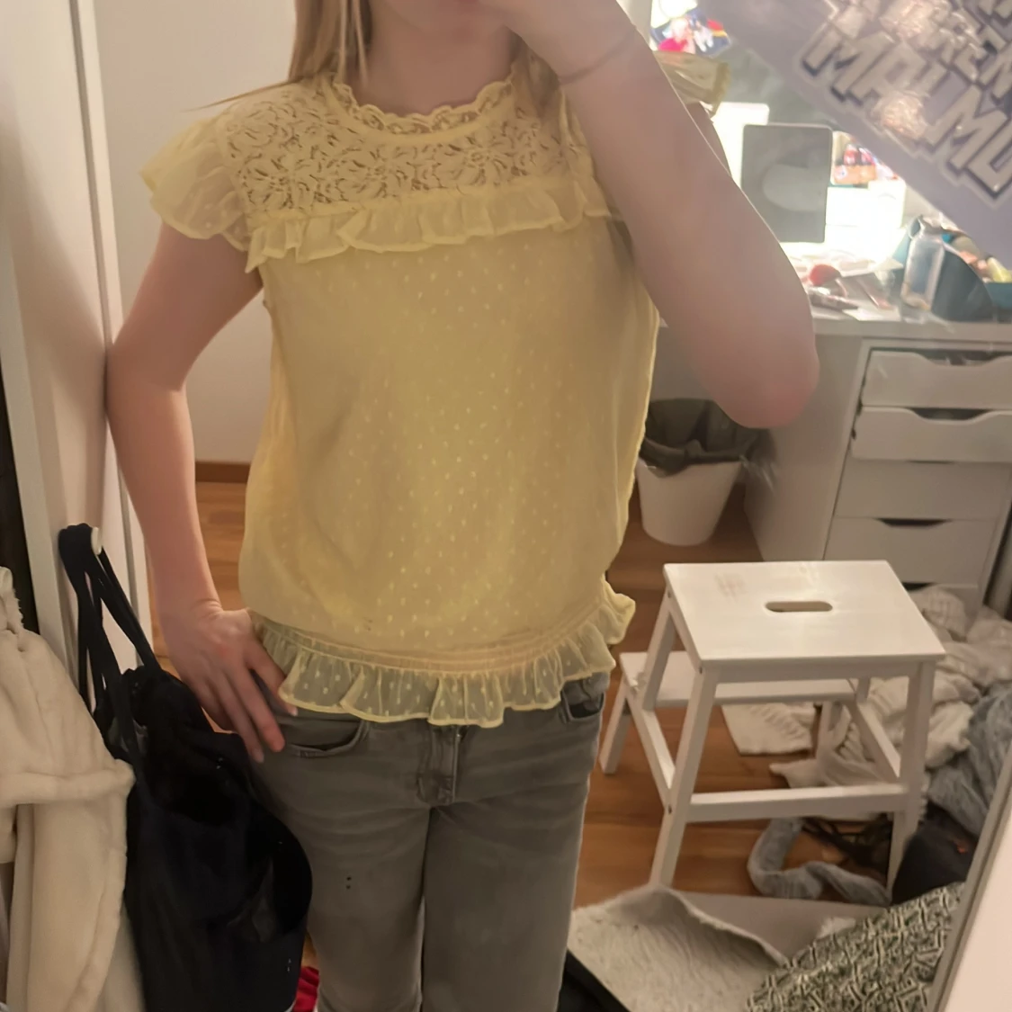 Gul blus med spetsdetaljer - 92