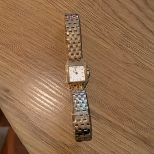 Muli Collection  - Elegant guldfärgad klocka från Muli. Skyddsplasten är kvar runt hela klockan! 