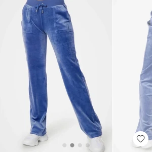 Blå sammet mjukisbyxor - Snygga blå mjukisbyxor i sammet med en loose passform. Byxorna har en bekväm midja med snörning och praktiska fickor framtill. Perfekta för en avslappnad stil.