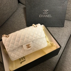 Vit axelväska  - Nytt skick. Aldrig använd. 