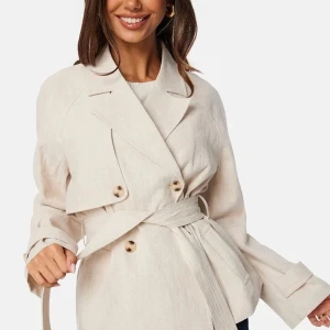 Beige trenchcoat med bälte  - Snygg beige trenchcoat med knappar och bälte i midjan från bubbleroom. Använd ett par gånger men väldigt bra skick. Perfekt för vår och höst. Köpt för 999kr