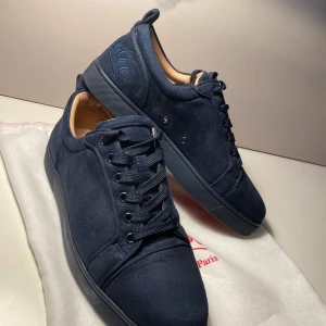 Louboutin Skor - Nästan helt oanvända Louboutins, kommer med dustbag. I mörkblå mocha färg. Om frågor skriv. Priset kan även diskuteras 