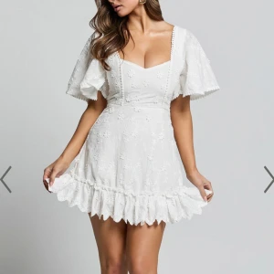 Vit blommig klänning med volangdetaljer - DEN PERFEKTA STUDENTKLÄNINGEN! Som tyvärr var för kort för mig som är 174🥲Den är i perfekt skick! Hör av er vid funderingar eller köp via köp nu! (Sissta 2 bilderna är mina)