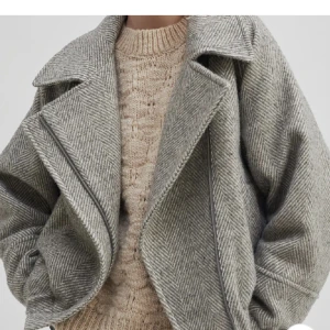 Grå mönstrad kappa  - Snygg grå kappa från Second Female med stilrent mönster. Jackan har en oversized passform och breda slag, perfekt för höst och vinter. Tillverkad i ett ullblandat material som håller dig så varm och snygg!🤩