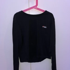 Svart långärmad tröja från FILA - Säljer en svart långärmad tröja från FILA. Tröjan har en enkel design med FILA-loggan på bröstet. 