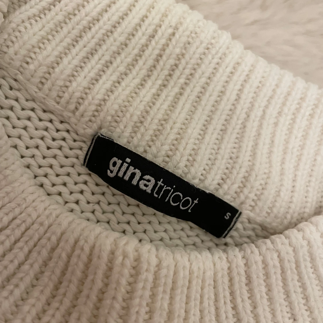 Vit stickad topp från Gina Tricot - 91