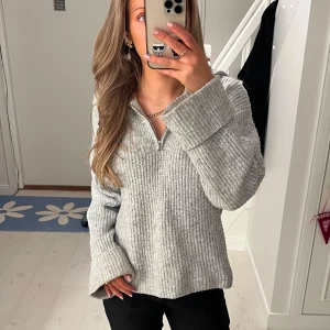 Grå stickad tröja med dragkedja - Mysig grå stickad tröja med en halv dragkedja framtill. Pris kan alltid diskuteras❤️