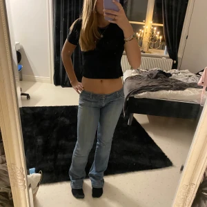 Svart croppad t-shirt - Säljer en fin svart croppad t-shirt. Basic och bra och funkar till både vardags och festl.