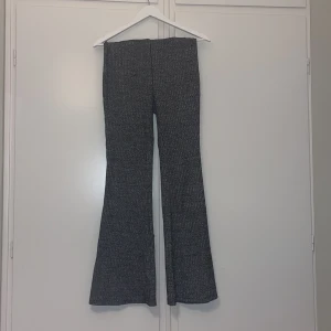 Grå ribbade utsvängda byxor - Snygga grå ribbade byxor från Shein i storlek S. Byxorna har en bootcut-stil och ett bekvämt tyg. 