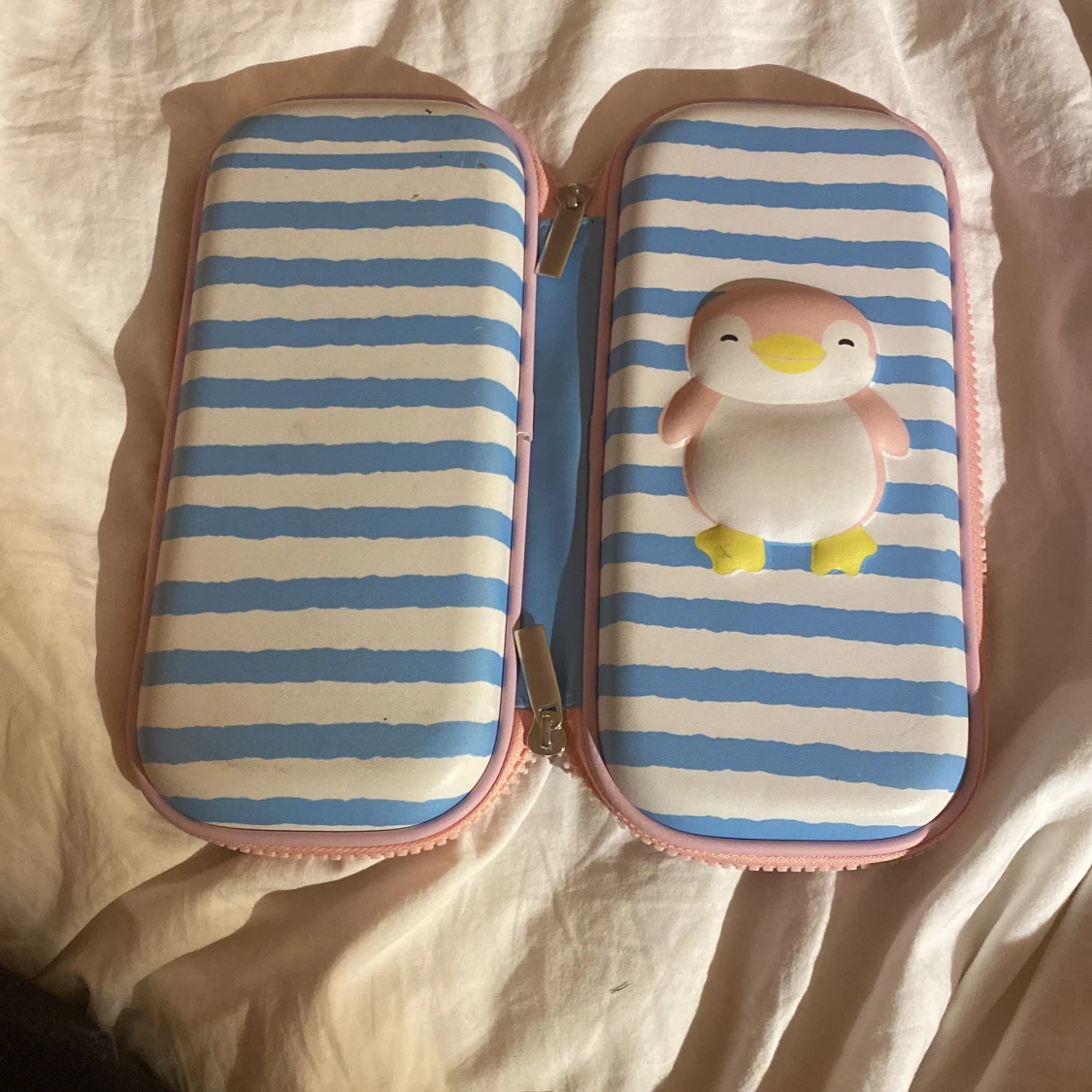 Blå- och vitrandig pennfodral med pingvinmotiv - 3