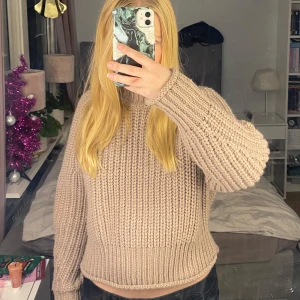 Beige stickad tröja - Säljer en mysig beige stickad tröja med ribbade detaljer. Tröjan har en normal passform och långa ärmar, perfekt för kyligare dagar. Den är jätte snygg till lågmidjade jeans och super mysig och snygg. Säljer då den inte kommer till användning. 