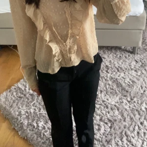 Svarta kostymbyxor från BikBok - Snygga svarta kostymbyxor från BikBok i storlek 36. Dom ör lite knottriga på sidan men det är inget man tänker på. 