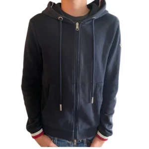 Moncler zip hoodie - Skön hoodie från moncler som är i gott skick! Hoodien har ingen lapp i med Scan, men moncler märket har nfc Scan. Pris kan diskuteras! Hör av er vid funderingar. 