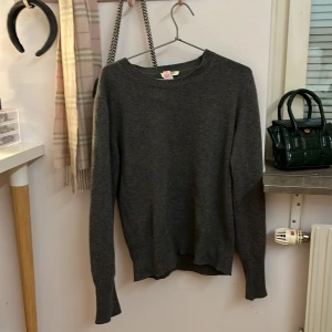 Grå stickad tröja - Säljer en stilren grå stickad tröja från Soft Goat i storlek M. Säljer då den inte kommer till användning❣️Den är i bra skick och var inga synliga skador men är något år gammal 