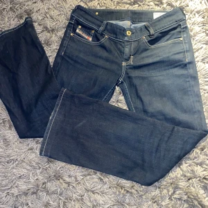 Bootcut diesel industry jeans - Mörkblå Bootcut diesel jeans, jättesnygga men kommer tyvärr inte till användning. Skicket är jättebra förutom att de är pytte lite slitna längst ner. Mått: rakt över midja: 38cm, Innerbenslängden: 69cm 