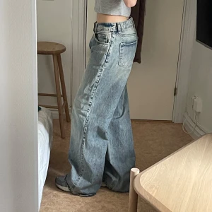 Jeans baggy - Jeans från Stradivarius i storlek M! I superfint skick💘Jag på bilden är 175cm