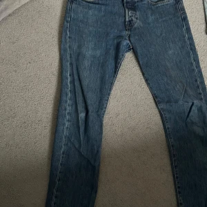 Mörkblå 501 jeans - Mörkblåa 501 Levis jeans, fint skick och storlek 3034