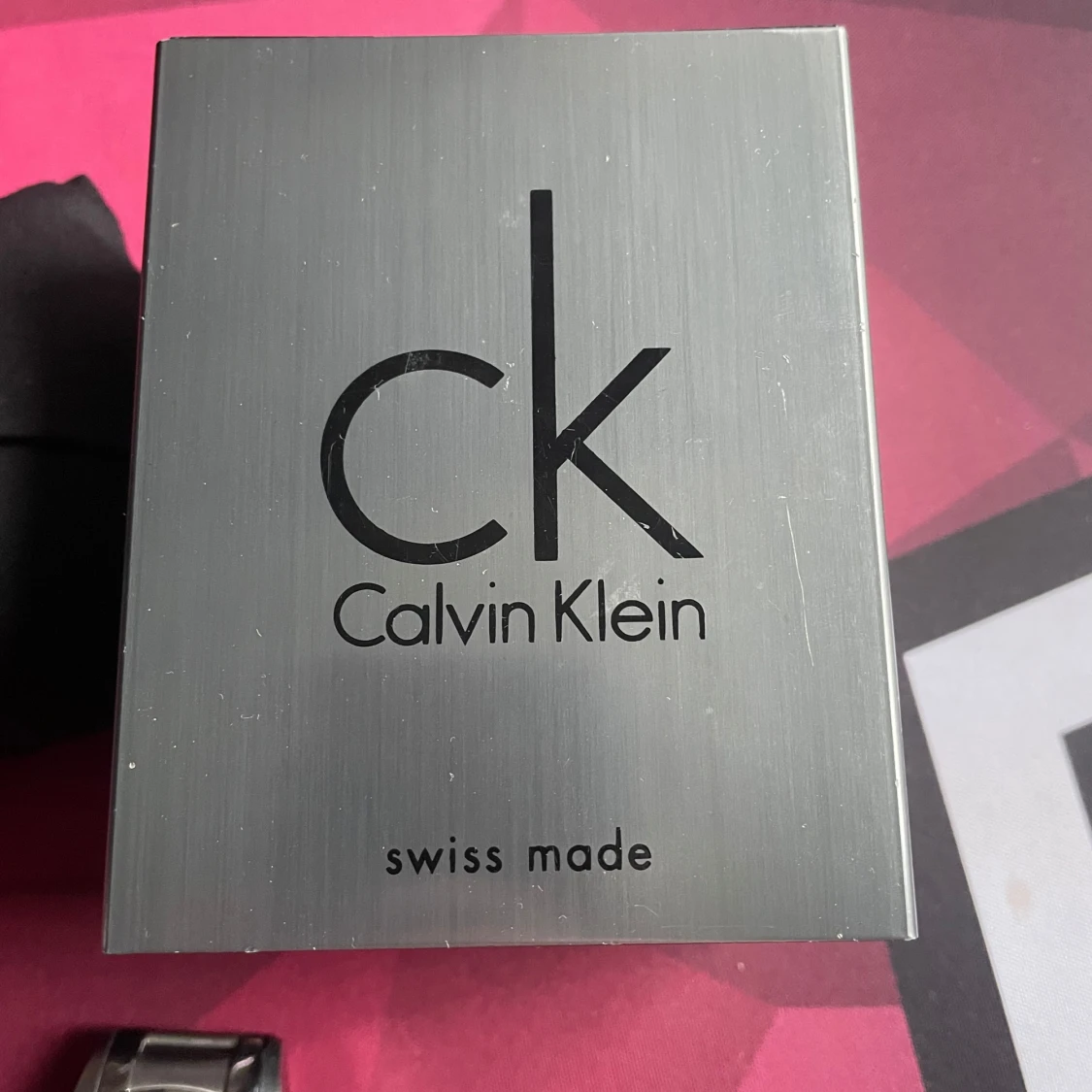 Silverfärgad klocka från Calvin Klein. Batteriet är nyss bytt - 93