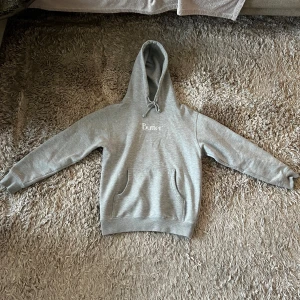 Butter Hoodie - Säljer denna feta Butter Hoodie då den tyvärr börjar bli för liten. Grå, storlek XS men passar även S (kanske M också), sparsamt använd. Skriv vid minst lilla fundering! 🙌