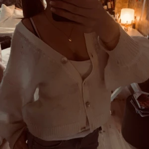 Vit stickad kofta 💞 - Super fin stickad kofta från Gina!! Använd 4 gånger ungefär så i väldigt bra skick!💞💞