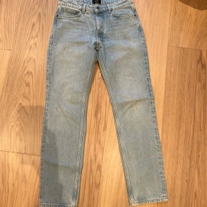Neuw Stockholm jeans - Snygga ljusblå jeansbyxor med en klassisk straight passform. Storlek 31/32 sitter snyggt