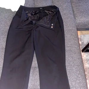 Svarta kostymbyxor - Snygga svarta kostymbyxor från bik bok. Köpte de här på plick men fick fel storlek så säljer de nu igen. Har nästan inga tecken på användning. Är i storlek 40 men är små i storleken 💕Pris går att diskutera! 