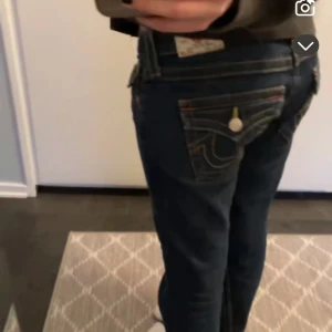 True religion jeans  - Snygga mörkblå jeans med bootcut och dekorativa sömmar på bakfickorna.