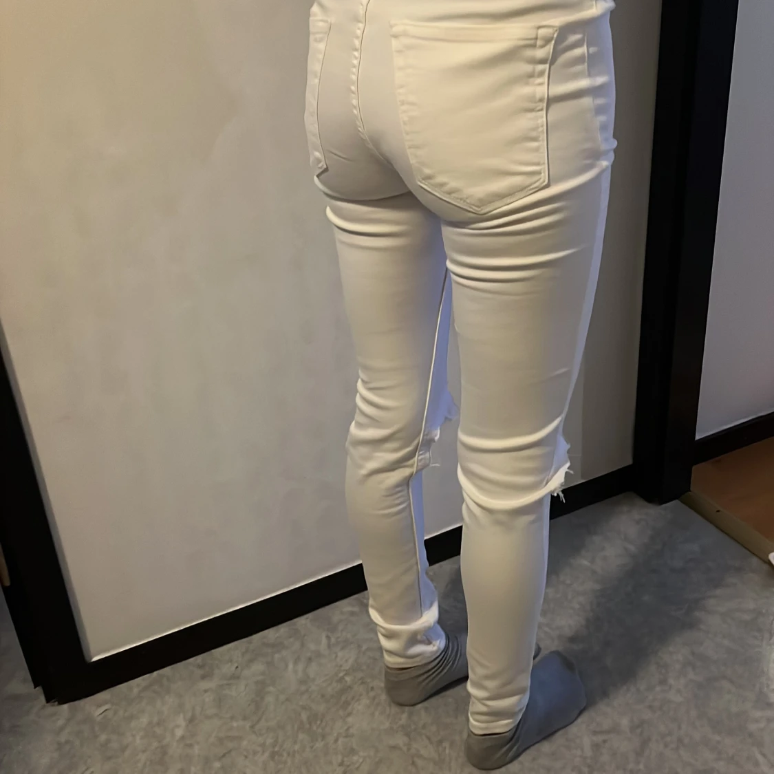 Vita skinny jeans med slitningar - 90