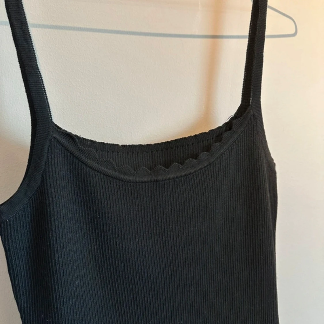 Svart ribbad klänning - 90