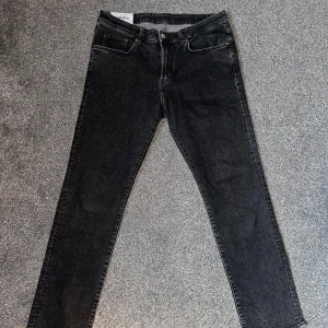 Grå jeans från H&M - Snygga grå jeans från H&M i straight leg fit. De har en klassisk femficksdesign och är tillverkade i denim. Perfekta för en stilren look.