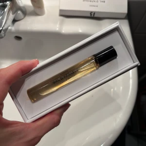 Byredo Bal D'Afrique L'Huile Parfum - Parfymolja från Byredo i doften Bal D'Afrique, 7,5ml. Provad men aldrig använd, fått i present och är superhärlig men doften passar inte riktigt mig. Parfymolja är lite mildare än vanlig parfym och passar den som tycker om att dofta gott men inte när det blir för starkt! Nypris är 680kr🩷✨🫶🏼