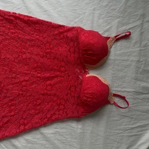 Korall lingerietopp från Gilligan & O'Malley - As snygg lingerie topp med korall rosa spetsblommor. Toppen har justerbara axelband, är i superbra skick, inte använd!  