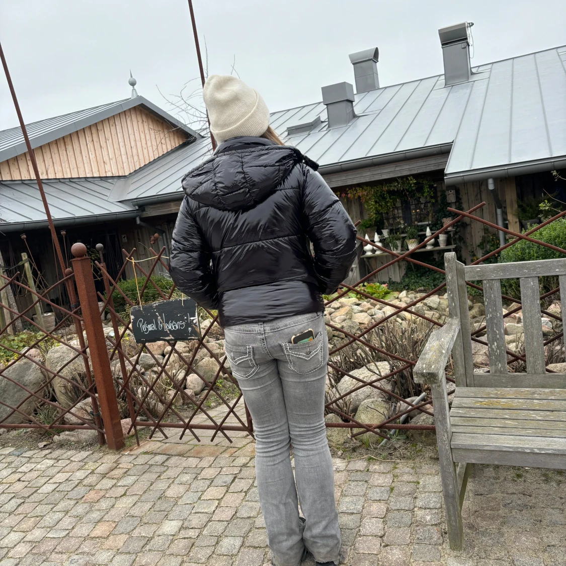 Gråa fina jeans med vita summar 