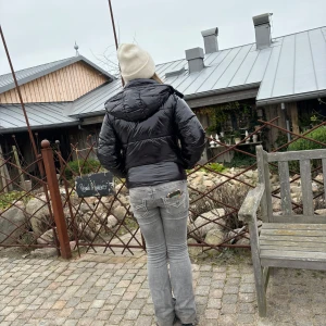 Gråa fina jeans med vita summar  - Snygga jeans passar nästan till allt dom är köpta från Gina tricot och är väldigt fina lite slitna på utsvängdningen vid fötterna för att dom är väldigt långa i benen. 