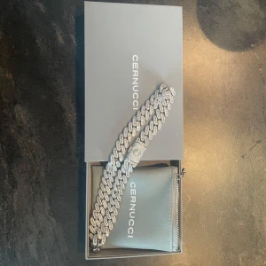 Glittrigt halsband från Cernucci - Snyggt glittrigt halsband från Cernucci med breda länkar och en elegant låsdetalj. Inköpt för något år sedan, men kom aldrig till användning. Kommer i originalförpackning. Längd 46