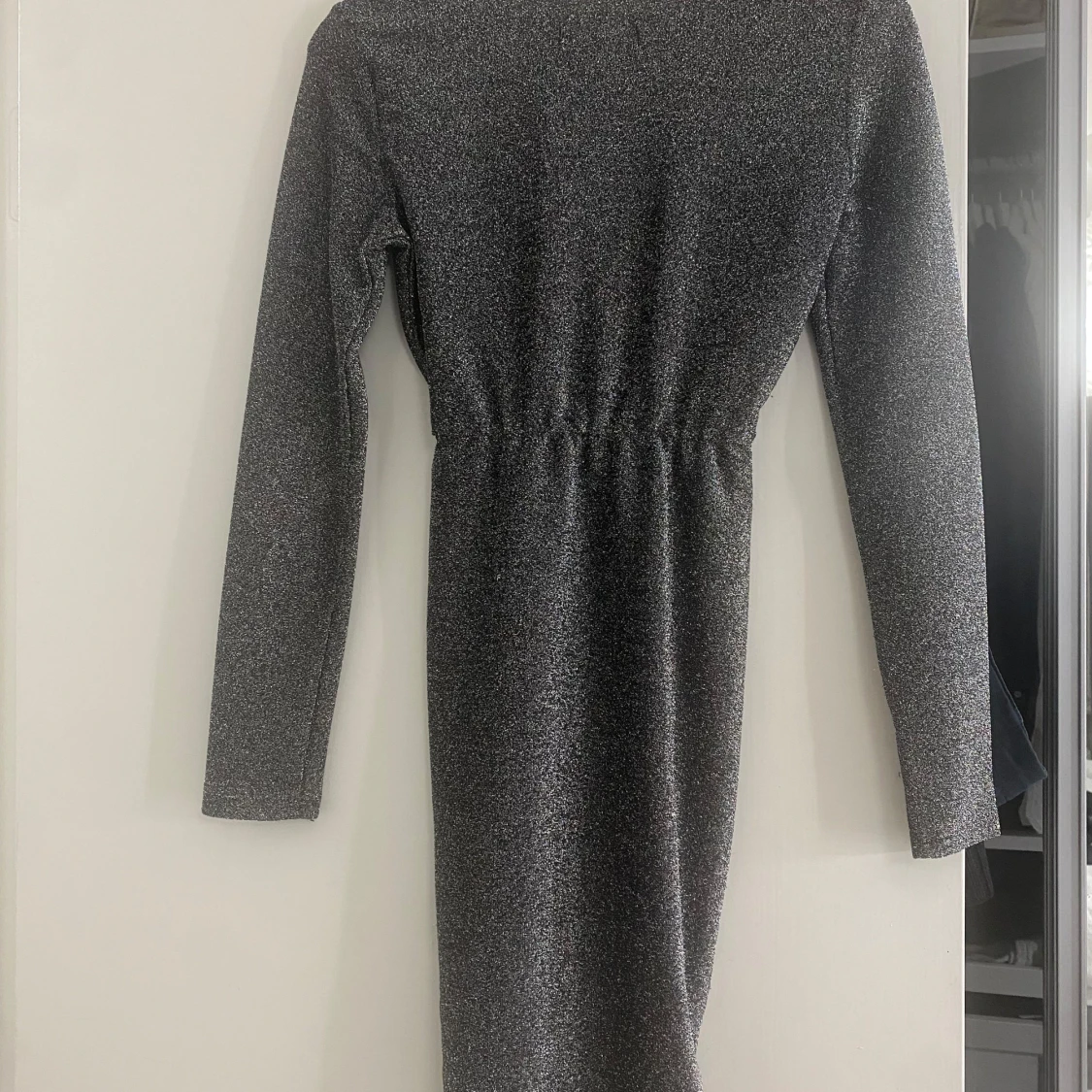 Glittrig omlottklänning - 90