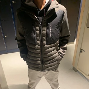 Sail racing jacka  - Tja säljer min nya sail racing jacka som jag fick i present Har använt jackan max 4 -5 Gånger den har inga fläckar eller hål osv. Säljer pågrund av att jag köpte en ny jacka. Hör av er för mera bilder osv😁