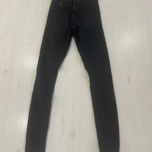 Svarta jeans från Perfect Jeans - Snygga svarta jeans från Perfect Jeans i modellen Alex. De har en klassisk design med fem fickor och knappgylf. Perfekta för en stilren look.