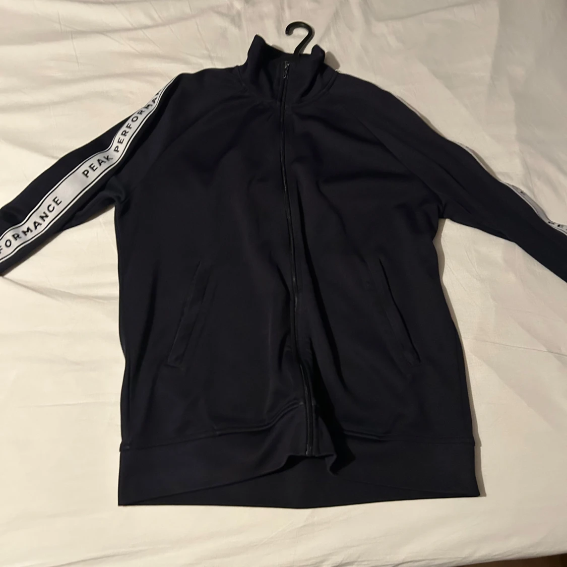 Svart hoodie från Peak Performance