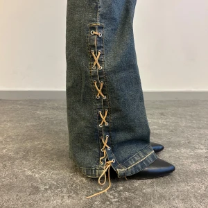 Jeans med snörning - Coola jeans med snörningsdetaljer längs sidorna och bakfickorna😍😍