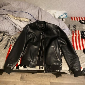 Jacka  - En fin skinnjacka som jag knappt använt och väldigt varm. Står att det är S men passar för dig som har M