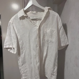 vit Linneskjorta  - Vit linneskjorta från brothers i storlek S. Skjortan är i bra skick. Skriv vid funderingar.